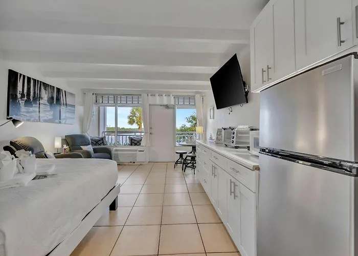 Sunset Suite Heated Pool Tennis & Gym Balcony