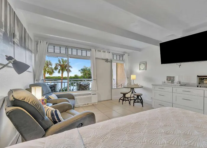 Sunset Suite Heated Pool Tennis & Gym Balcony